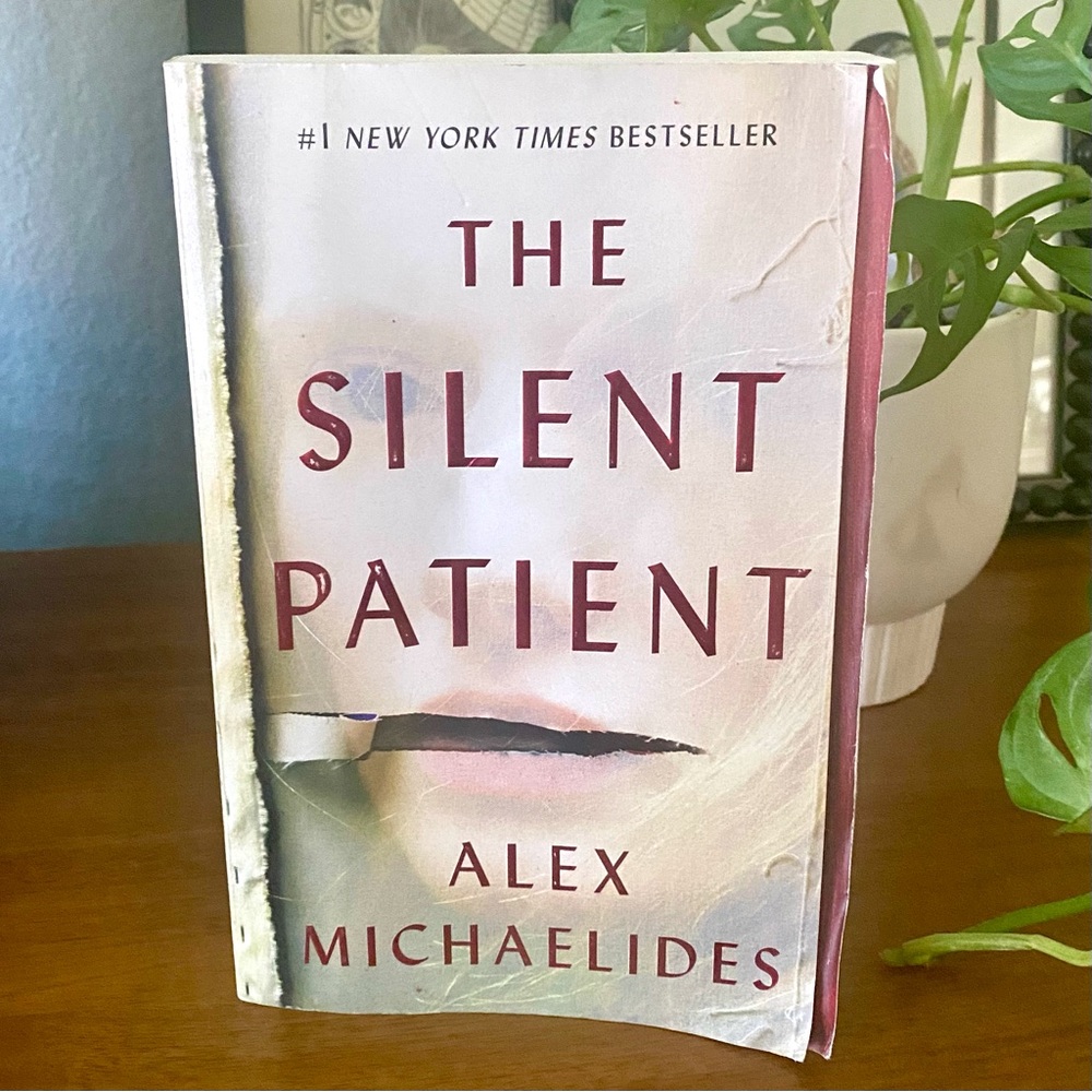 The Silent Patient by Alex Michaelides Book Paperback
New York Times Bestseller